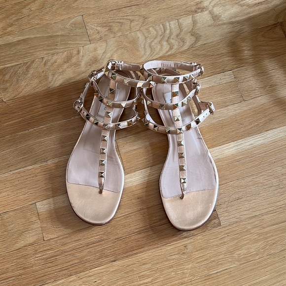 Valentino rock stud thong sandal. Rose gold leather with gold rock studs. - Picture 4 of 4